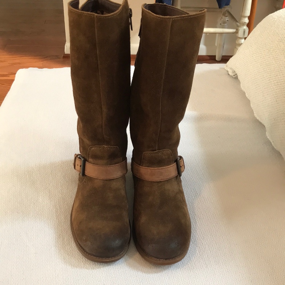 🍁UGG Suede mid calf boots🍁Side zipper. Beautifully lined. Brass buckles.